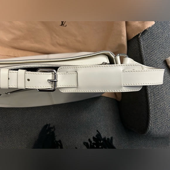 SOLD This is a gorgeous, authentic Louis Vuitton. Feel free to send offers. - Picture 13 of 16